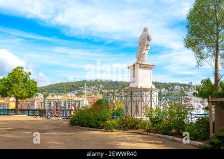 Une statue maritime donne sur la Lympia du Vieux-Port, dans la ville balnéaire de Nice, en France, sur la Côte d'Azur. Banque D'Images