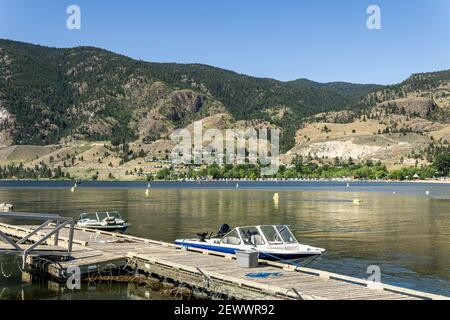 PENTICTON, CANADA - 5 JUILLET 2020 : bateaux à moteur près de la jetée sur le lac Skaha en Colombie-Britannique Banque D'Images