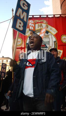 LES EMPLOYÉS DE NCP CAR PARKS MANIFESTENT DEVANT LES BUREAUX DU GROUPE 3I À PALACE STREET, LONDRES, LORS D'UNE MANIFESTATION ORGANISÉE PAR LE GMB UNION.TOM PILSTON LE 21 FÉVRIER 2007 Banque D'Images