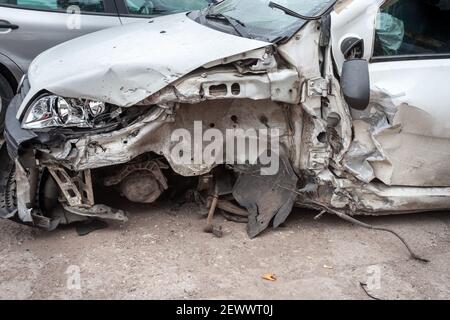 Carrosserie bosselée d'une aile de voiture endommagée, avec de l'acier écrasé après un accident de la circulation qui a complètement détruit les côtés du véhicule. Photo d'un dama Banque D'Images