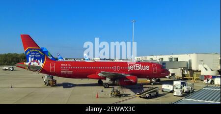 Orlando, Floride, États-Unis - le 22 février 2021 - UN avion rouge JetBlue pour saluer le service des incendies de la ville de New York sur le tarmac par la te nationale Banque D'Images