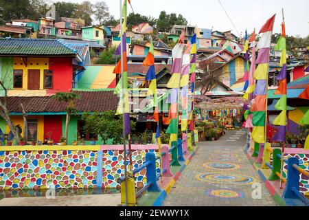 Kampung Pelangi ou Rainbow Village est une idée qui a devenez populaire dans toute l'indonésie comme un moyen peu coûteux d'égayer vers le haut des parties moins riches de la Banque D'Images