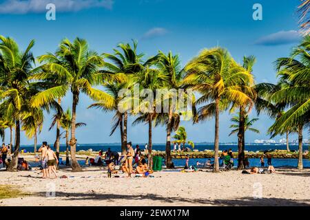 Les amateurs de plage profitent de la piscine de l'atoll au parc Matheson Hammock à Miami, en Floride. Banque D'Images