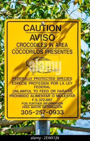 Un panneau d'avertissement crocodile au Miami-Dade Homestead Park et à la marina Herbert Hoover dans le sud de la Floride. Banque D'Images