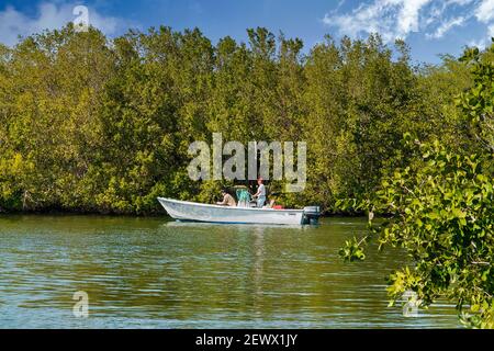 Un bateau avec des pêcheurs se trouve sur le chenal au parc Miami-Dade Homestead et à la marina Herbert Hoover dans le sud de la Floride. Banque D'Images