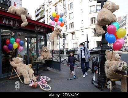 Paris, les ours en peluche géants sont vus dans un restaurant qui offre des services à emporter à Paris. Restaurants. 30 octobre 2020. Des gens marchent devant des ours en peluche géants devant un restaurant à Paris, France, le 3 mars 2021. Des ours en peluche géants sont vus dans un restaurant qui propose des services à emporter à Paris. Les restaurants, les bars et les cafés ont tous été forcés de fermer quand le pays est entré dans son deuxième confinement le 30 octobre 2020. Credit: Gao Jing/Xinhua/Alamy Live News Banque D'Images