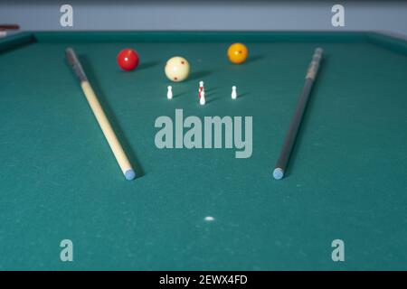 Un gros plan de boules de billard et de bâtons sur le surface de jeu Banque D'Images