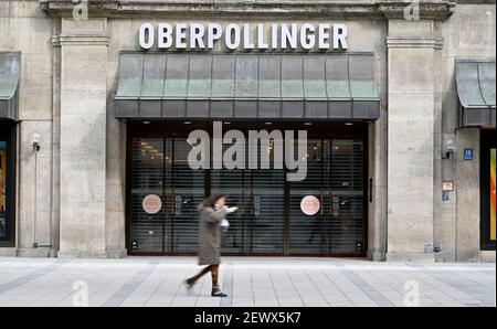 Munich, Allemagne. 03ème mars 2021. Une femme passe devant l'entrée fermée du grand magasin Oberpollinger. Credit: Peter Kneffel/dpa/Alay Live News Banque D'Images