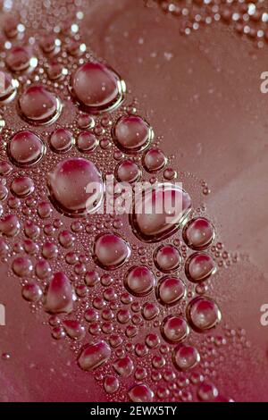 La prise de vue macro des gouttelettes d'eau à côté de la surface en verre se rapproche le papier liquide up dépose des impressions de haute qualité sur fond de plan moderne Banque D'Images