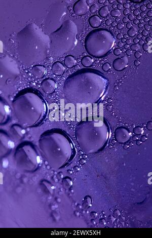 La prise de vue macro des gouttelettes d'eau à côté de la surface en verre se rapproche le papier liquide up dépose des impressions de haute qualité sur fond de plan moderne Banque D'Images