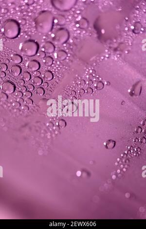 La prise de vue macro des gouttelettes d'eau à côté de la surface en verre se rapproche le papier liquide up dépose des impressions de haute qualité sur fond de plan moderne Banque D'Images