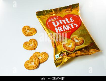 Britannia Little Hearts sont des biscuits légers et croquants saupoudrés de sucre. Banque D'Images