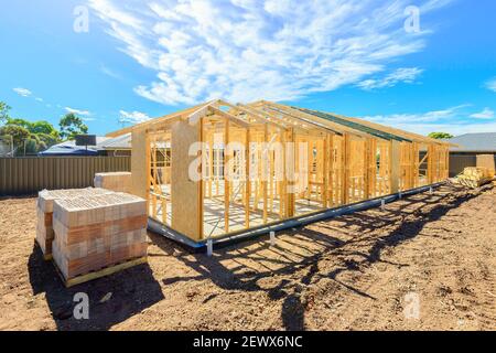 Nouveau processus australien d'installation du cadre en bois de maison lors d'une construction site sur une journée d'été lumineuse Banque D'Images