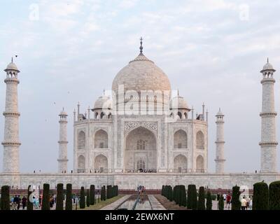 AGRA, INDE - MARS, 26, 2019: Une vue rapprochée de l'avant du taj mahal un matin de printemps Banque D'Images