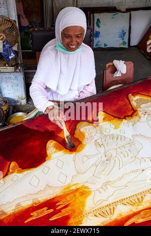 Peinture traditionnelle batik, ou teinture, dans un atelier à Yogyakarta, Indonésie Banque D'Images