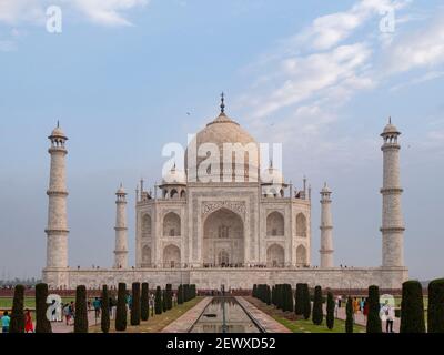 AGRA, INDE - MARS, 26, 2019: Une vue de face du taj mahal un matin de printemps Banque D'Images