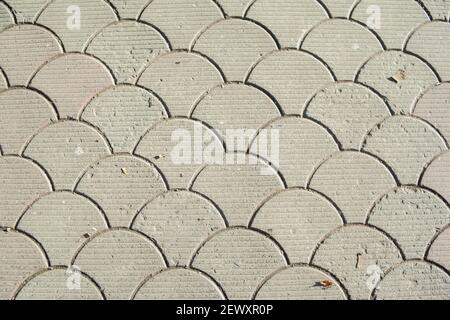 Texture des pierres de pavage. Chaussée pavée pavée voûtée sur le trottoir. Surface dure. Chaussée en pierre en perspective. Pavés de granit. AB Banque D'Images