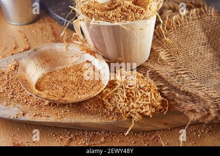 Le teff, une alternative sans gluten aux grains anciens, est un choix populaire pour une alimentation saine. Plats en bois et en toile de jute, produits naturels respectueux de l'environnement Banque D'Images