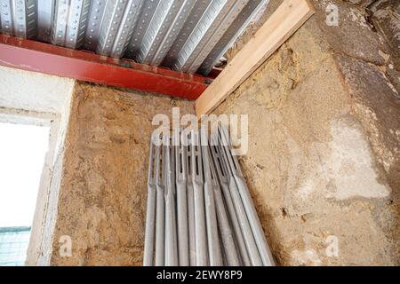 Détail de la tôle de revêtement métallique et de la poutre en fer sur le chantier de construction. Revêtement de sol pour dalle de béton armé. Terrasse en composite Banque D'Images