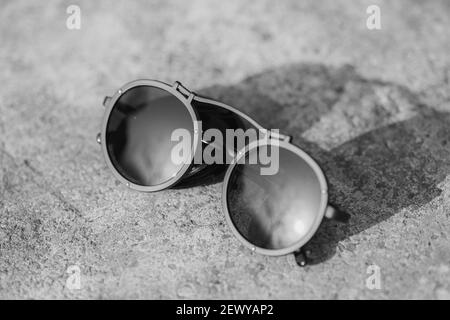 Lunettes de soleil de modèle steampunk avec grand objectif rond Shoot à l'extérieur dans une journée d'été gros plan. Mise au point sélective Banque D'Images