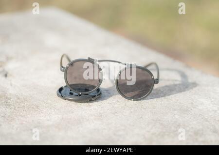 Lunettes de soleil de modèle steampunk avec grand objectif rond Shoot à l'extérieur dans une journée d'été gros plan. Mise au point sélective Banque D'Images