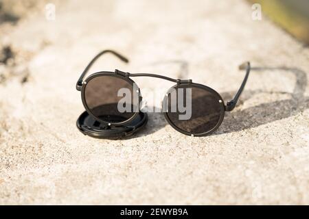 Lunettes de soleil de modèle steampunk avec grand objectif rond Shoot à l'extérieur dans une journée d'été gros plan. Mise au point sélective Banque D'Images