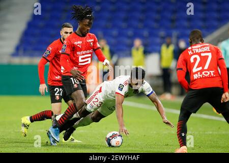 L'Olympique Lyonnais' Thiago Mendes en action avec le Stade Rennais FC Jeremy Doku lors du match de football de la Ligue 1 Olympique Lyon contre le Stade Rennais FC au stade Groupama de Lyon, France, le 3 mars 2021. Photo d'Emmanuel Foudrot/ABACAPRESS.COM Banque D'Images