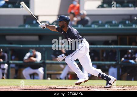 LAKELAND, FL - MARS 3: Niko Goodrum (29) des Detroit Tigers chauves-souris lors d'un match de baseball de la Grappamplemousse League contre les Phillies de Philadelphie au Pub Banque D'Images