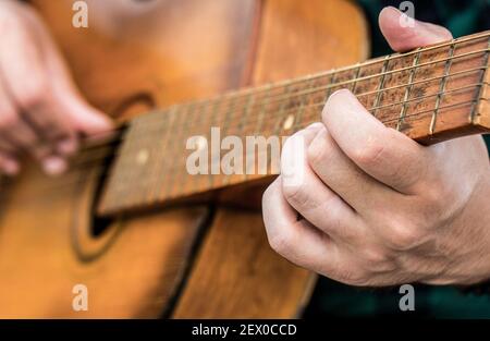 Guitares acoustiques en train de jouer. Concept de musique. Guitares acoustiques. Musique live. Festival de musique. Musicien de sexe masculin jouant de la guitare, un instrument de musique. Mains de l'homme Banque D'Images