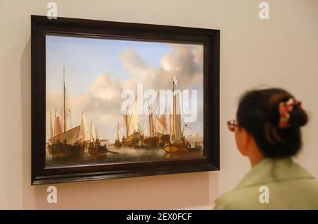 (210304) -- CANBERRA, le 4 mars 2021 (Xinhua) -- UN visiteur voit un tableau à l'aperçu médiatique d'une exposition à Canberra, en Australie, le 3 mars 2021. Une exposition de 61 tableaux de la National Gallery de Londres, d'une durée de près de 500 ans, débutera vendredi. Il a réuni des œuvres de 56 des plus grands artistes de l'histoire européenne, dont Botticelli, Titien, Velazquez, Rembrandt, Vermeer, Goya, Van Dyck, Canaletto, Turner, Renoir, Cézanne, Monet et Gauguin, et se tiendra jusqu'en juin 14. POUR ALLER AVEC la « National Gallery of Australia illuminée par des chefs-d'œuvre européens » (photo de Liu Changchang/X Banque D'Images