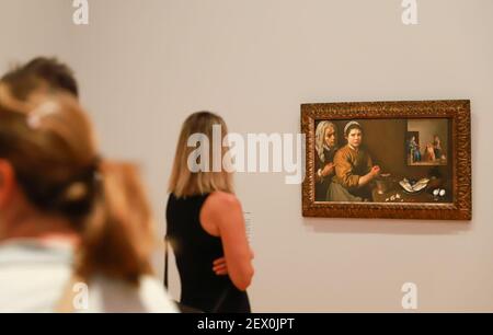 (210304) -- CANBERRA, le 4 mars 2021 (Xinhua) -- UN visiteur voit un tableau à l'aperçu médiatique d'une exposition à Canberra, en Australie, le 3 mars 2021. Une exposition de 61 tableaux de la National Gallery de Londres, d'une durée de près de 500 ans, débutera vendredi. Il a réuni des œuvres de 56 des plus grands artistes de l'histoire européenne, dont Botticelli, Titien, Velazquez, Rembrandt, Vermeer, Goya, Van Dyck, Canaletto, Turner, Renoir, Cézanne, Monet et Gauguin, et se tiendra jusqu'en juin 14. POUR ALLER AVEC la « National Gallery of Australia illuminée par des chefs-d'œuvre européens » (photo de Liu Changchang/X Banque D'Images