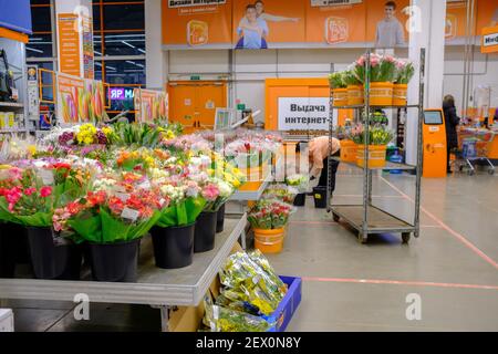 Moscou. Russie. 04 mars 2021. Bouquets de fleurs colorées dans un paquet en seaux. Fleurs printanières pour femmes dans le magasin pour la Journée de la femme le 8 mars. Banque D'Images