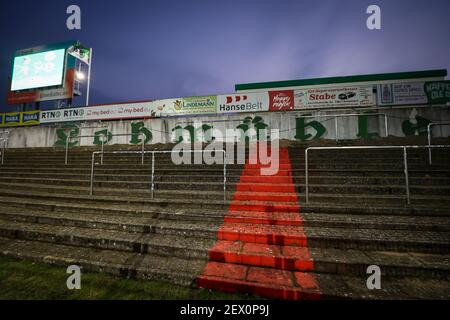 03 mars 2021, Schleswig-Holstein, Lübeck: Football: 3ème division, match 19, VfB Lübeck - Hansa Rostock au stade de Lohmühle. Les mots « Lohmühle » peuvent être lus sur un mur situé sur le stand vide, à côté du tableau de bord. (Remarque importante : le DFB interdit l'utilisation de séquences d'images sur Internet et sur des supports en ligne pendant le match (y compris la moitié du temps). Période de restriction. Le DFB permet la publication et l'utilisation ultérieure des images sur les appareils mobiles (en particulier les MMS) et via DVB-H et DMB uniquement après la fin de la comparaison). Photo: Christian Charisius/dpa Banque D'Images