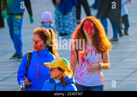 Russie, Moscou - 25 juin 2017. Portrait d'une fille avec des fleurs brillantes sur son visage. Rires avec bonheur. Holi est un séjour traditionnel en Inde Banque D'Images