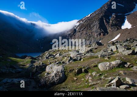 Lever de soleil sur le lac magique Trollsjon en laponie suédoise pendant la matinée Banque D'Images