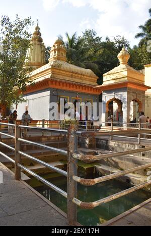 28 février 2021, Pune, Maharashtra, Inde. Des dévotés au temple de Baneshwar de Lord Shiva, à 35 Kms de la ville de Pune au village de Nasrapur. Construit en 1749 par Marat Banque D'Images