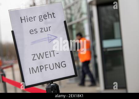 Munich, Allemagne. 04e mars 2021. « This Way to the second vaccine » est écrit sur un panneau à l'entrée du centre des expositions de Munich. Credit: Peter Kneffel/dpa/Alay Live News Banque D'Images