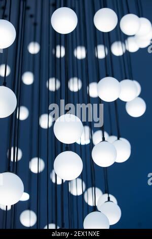 lustre moderne avec plafonds sphériques Banque D'Images