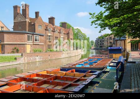 Punts disponibles à la location Scudamore's Quayside Punting Station, Magdalene St, Cambridge, Angleterre, Royaume-Uni Banque D'Images