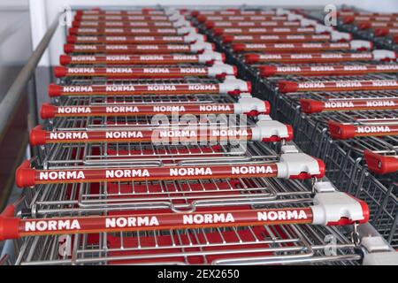 Allemagne , Calau , 03.03.2021 , chariots poussés ensemble dans un magasin Norma Banque D'Images