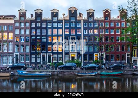 Patrimoine historique hollandais Golden Age, bâtiments résidentiels et commerciaux dans le centre-ville, pas de personnes, illuminés au crépuscule, Amsterdam, pays-Bas Banque D'Images