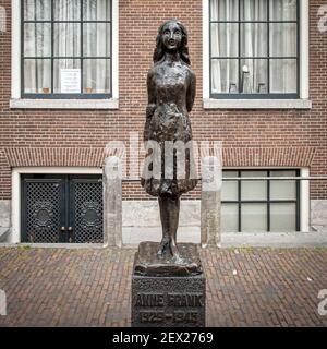 Statue d'Anne Frank par le sculpteur mari Andriessen, à l'extérieur du musée de la maison d'Anne Frank et de l'église Westerkerk, Westermarkt, Amsterdam, pays-Bas Banque D'Images