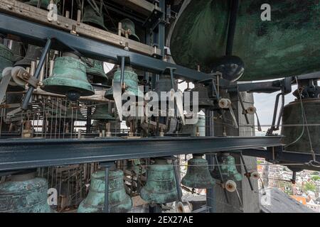 Les cloches de carillon anciennes (la plus grande par François Hemony), dans la tour de l'église Westerkerk, la plus grande église d'Amsterdam, pays-Bas, Europe Banque D'Images