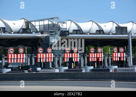 Zone de péage sur l'autoroute du Soleil dans le sud de Paris, Ile-de-France, France Banque D'Images