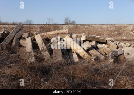 Pile de blocs de béton, débris de béton laissés après le tremblement de terre, surcultivés avec la nature Banque D'Images