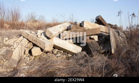 Pile de blocs de béton, débris de béton laissés après le tremblement de terre, surcultivés avec la nature Banque D'Images