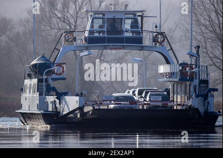 Darchau, Allemagne. 02 mars 2021. Le ferry 'Tanja' relie les rives ouest et est de l'Elbe. Même lorsque l'Elbe a débordé sur ses berges, les ferries peuvent toujours se déplacer entre les banques ouest et est sur l'ancienne frontière allemande sans problème majeur. Credit: Jens Büttner/dpa-Zentralbild/ZB/dpa/Alay Live News Banque D'Images
