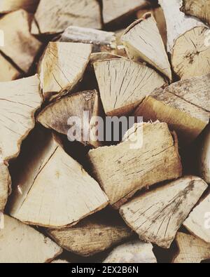 Un cliché vertical de bois de feu empilés Banque D'Images