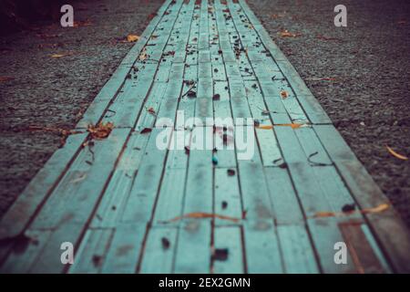 Chemin aveugle ancien et usé par temps sombre. Banque D'Images