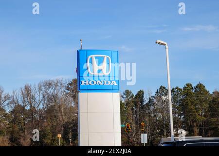 Augusta, GA USA - 01 30 21: Honda car concessionnaire parking rue panneau pas de voitures Banque D'Images